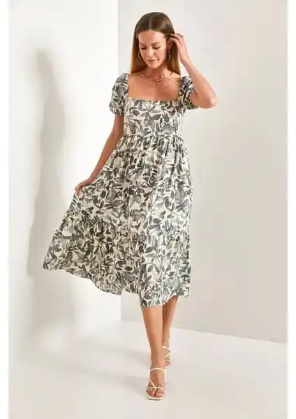 Shade Kadın Kare Yaka Gipeli Multi Desenli Kloş Elbise Şıklık ve Konforu Bir Arada Sunar