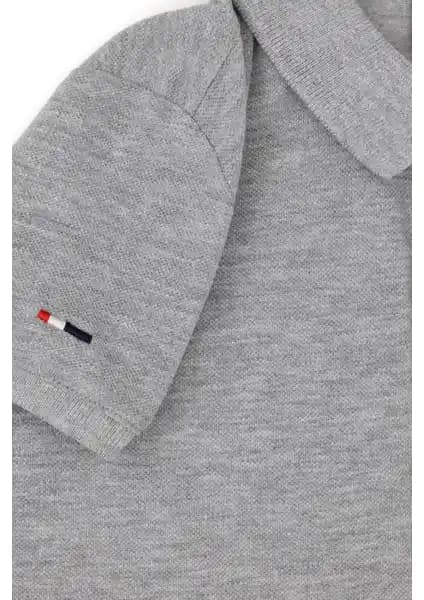 U.S. Polo Assn. Erkek Çocuk Gri Melanj ve Kırmızı Tişörtlerin Karşılaştırması ve Özellikleri