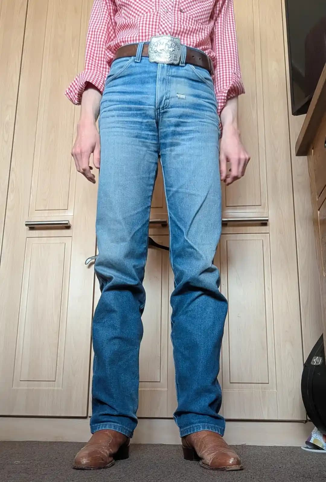 Wrangler 13MWZ Cowboy Cut Kot Pantolon: Dayanıklılık, Konfor ve Klasik Western Stilinin Analizi