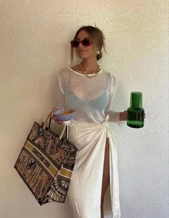 Yaz Modasında Şeffaf Kumaşlar, Vintage Takılar ve Sıradışı Aksesuar Trendleri