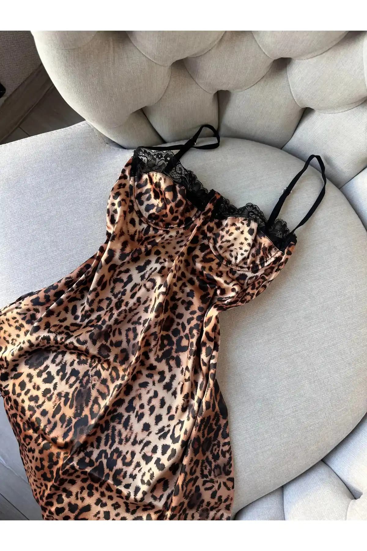 ARONA Leopar Desenli Göğüs Dantelli Babydoll Gecelik: Şıklık ve Konforun Buluşması