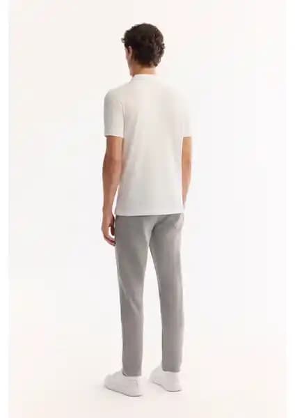 AVVA Erkek Beyaz 3 Düğmeli Polo Yaka T-Shirt: Şıklık ve Konforun Birleşimi