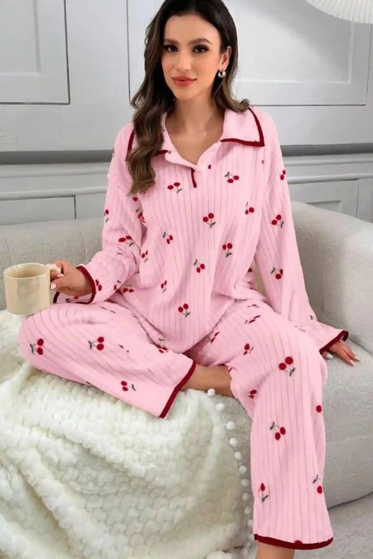 Bella Notte Pamuklu Kiraz Baskılı Kışlık Pijama Takımı Şıklık ve Konfor Sunar