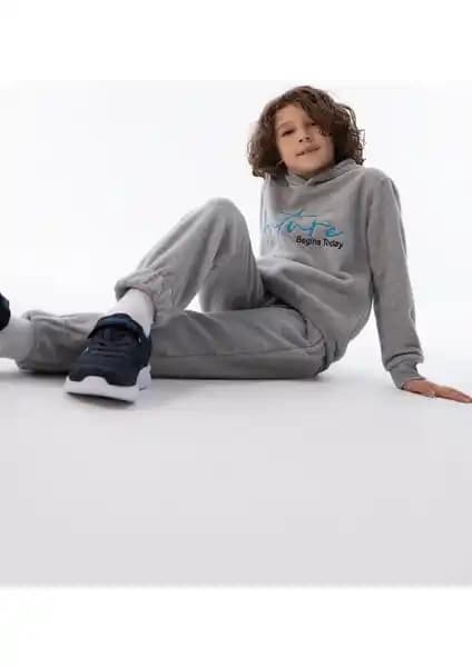 DeFacto Erkek Çocuk Kapüşonlu Sweatshirt Y8920A622CW Fonksiyonellik ve Şıklık Bir Arada