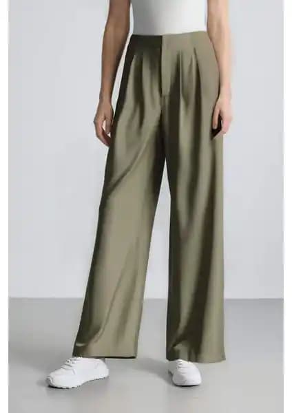 DeFacto Geniş Paça Pantolon: Şıklık ve Rahatlığın Modern Buluşması