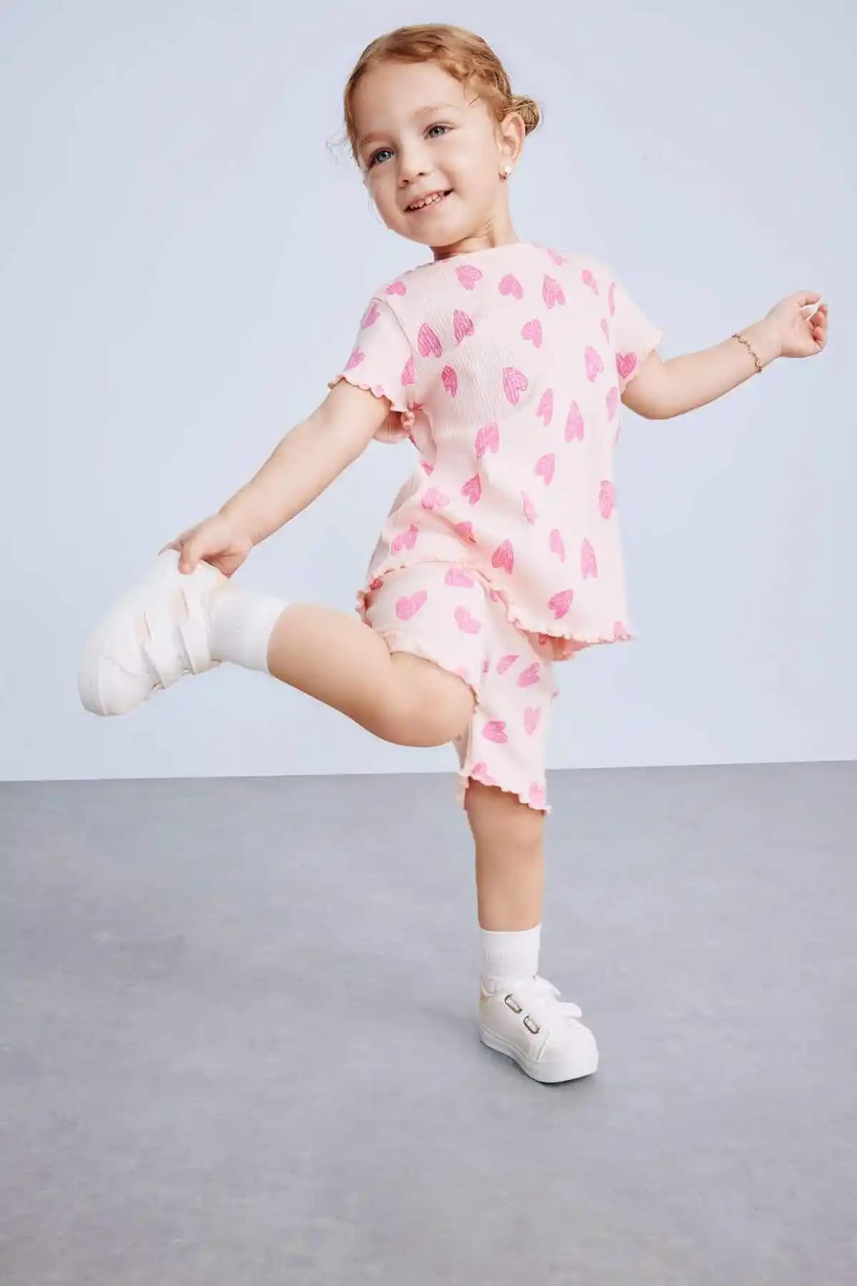 DeFacto Kız Bebekler İçin Yazlık 2'li Takım Şıklık ve Konfor Sunar