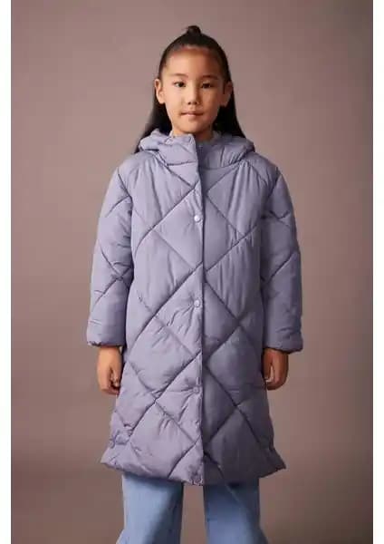 DeFacto Kız Çocuk Su İtici Kapüşonlu Kapitoneli Uzun Kaban: Kış İçin Fonksiyonel ve Şık Tasarım