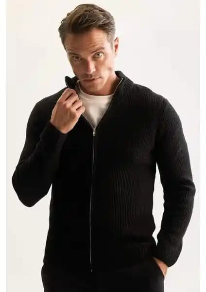 DeFacto'nun Lacivert Waffle Hırkası: Şıklık ve Rahatlığı Bir Arada Sunan Çok Yönlü Giyim Parçası