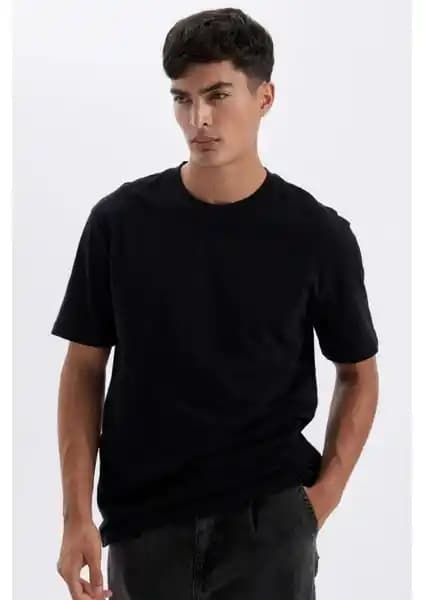 DeFacto'nun Yeni Erkek Tişört Koleksiyonu Modern ve Rahat Tasarımlarla Gardırobunuza Şıklık Katıyor