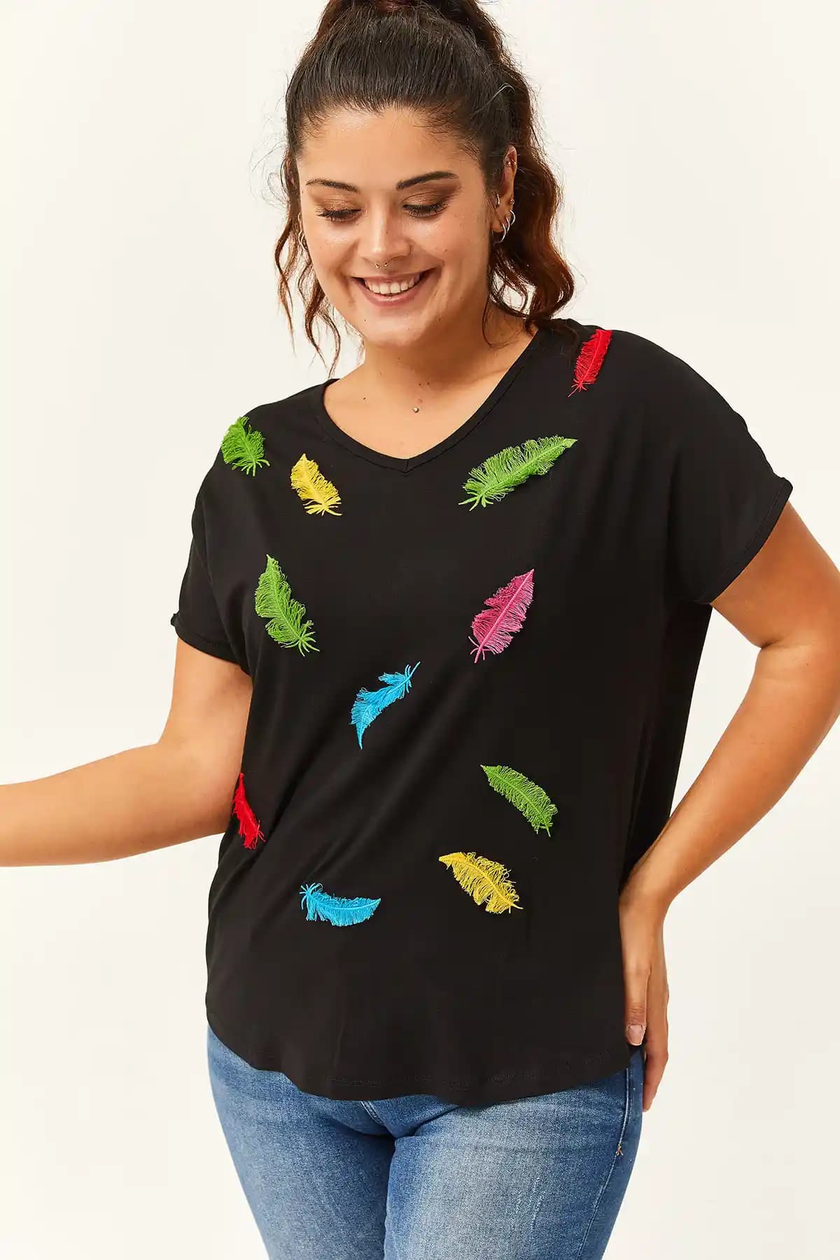 Ebsumu Kadın Büyük Beden Renkli Yaprak İşlemeli Siyah V Yaka Bluz Özellikleri ve Kullanım İpuçları