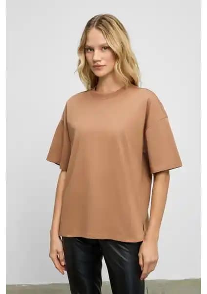 Grimelange Jemmy Kadın Organik Pamuk Relaxed Fit Yırtmaçlı T-shirt Vizon Renkli