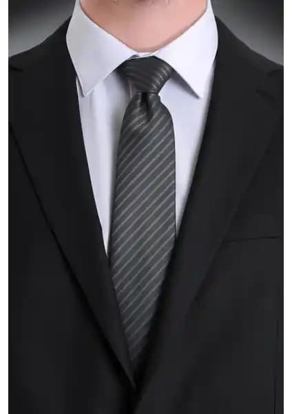Hatemoğlu Gri Çizgili Kravat: Şıklık ve Kalitenin Modern Buluşması