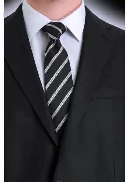 Hatemoğlu Siyah Çizgili Kravat: Şıklık ve Zarafetin Modern Temsilcisi