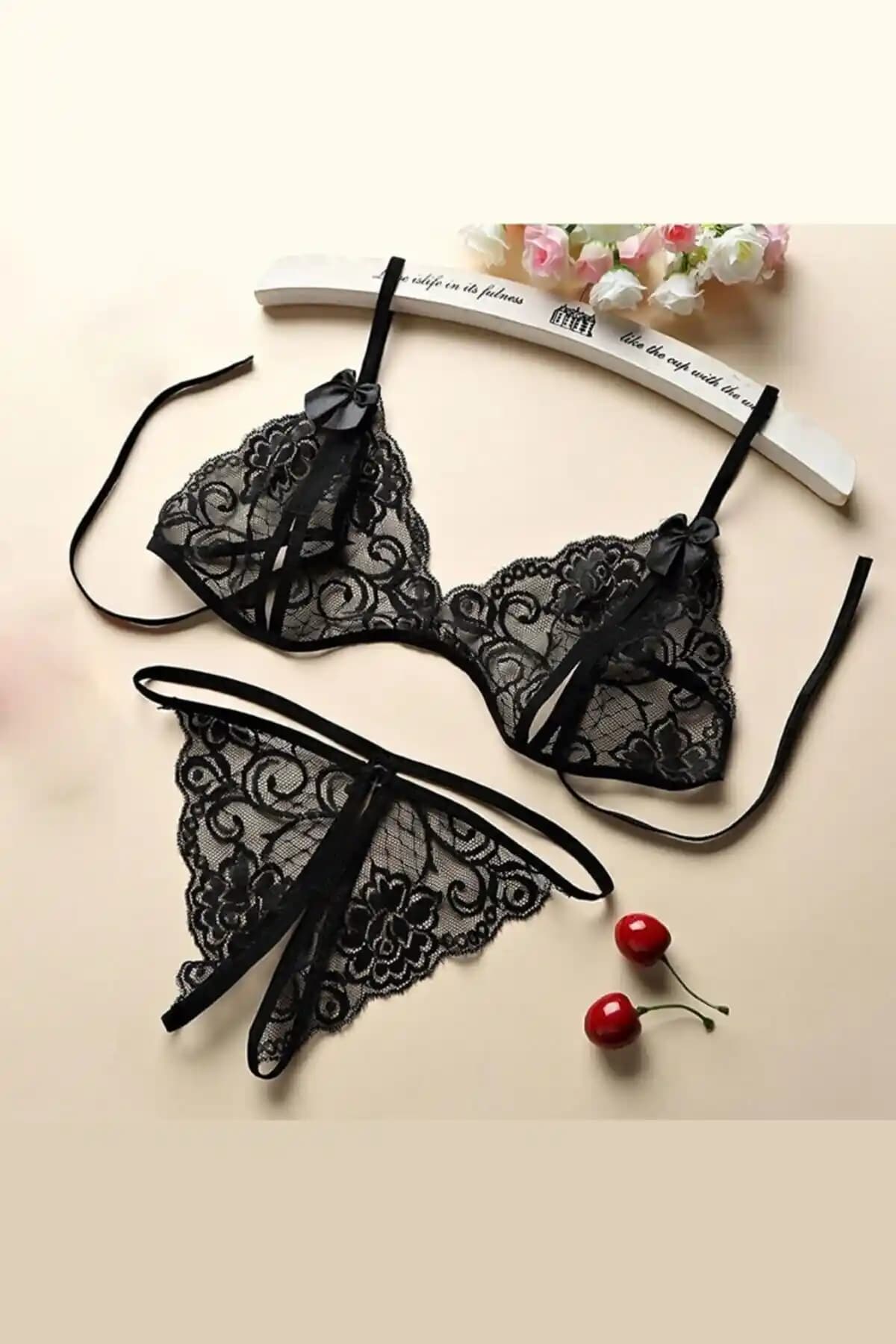 İç içe Moda'nın Siyah Dantelli Takımı: Şıklık ve Feminenliği Bir Arada Sunan Tasarım