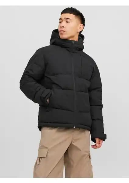 Jack & Jones Erkek Kapüşonlu Siyah Mont Modern ve Fonksiyonel Tasarımıyla Öne Çıkar