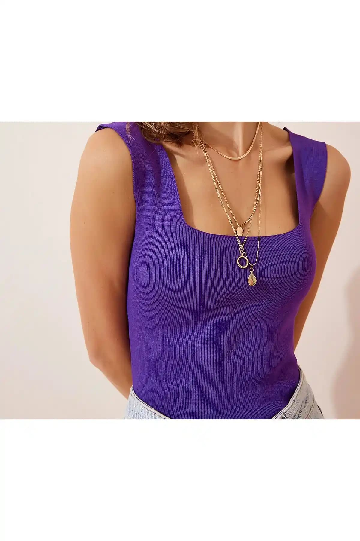 Kadın Mor Kare Yaka Askılı Bluz Modern ve Rahat Tasarımıyla Günlük Şıklık İçin Uygun