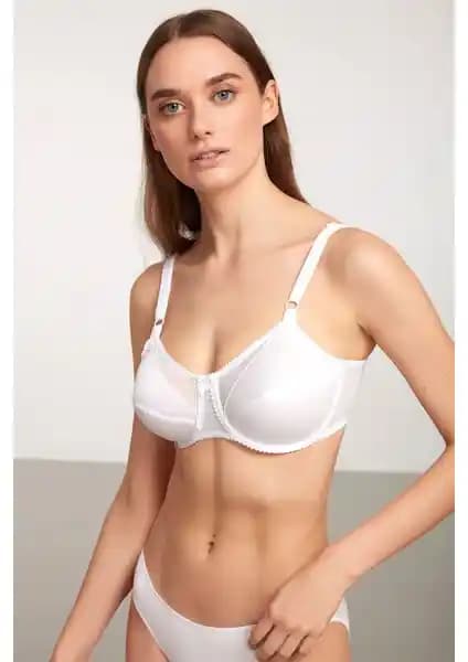 Kom Nelly Beyaz Sütyen: Estetik ve Konfor Sunan Modern İç Giyim Seçeneği