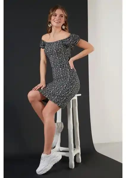 Lela Çiçekli Carmen Yaka Mini Elbise Kadınlar İçin Şık ve Rahat Günlük Kullanım Elbisesi