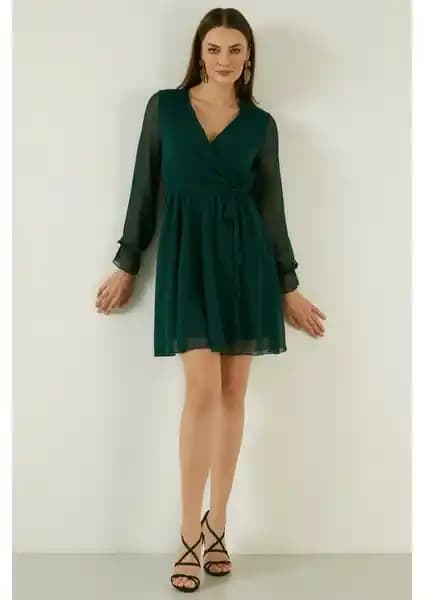 Lela Kruvaze Yaka Bağlama Detaylı Şifon Mini Abiye Elbise: Şıklık ve Zarafetin Modern Buluşması