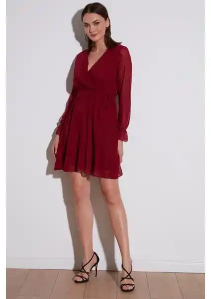 Lela Kruvaze Yaka Bağlama Detaylı Şifon Mini Elbise Kadınlar İçin Şık ve Modern Tasarım