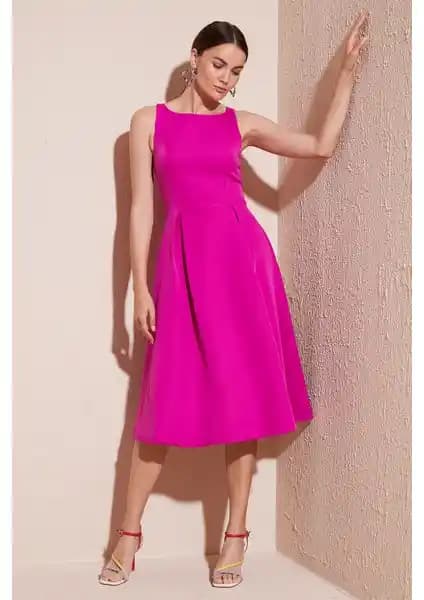 Lela Midi Elbise: Şıklık ve Rahatlığı Bir Arada Sunan Modern Kadın Elbisesi