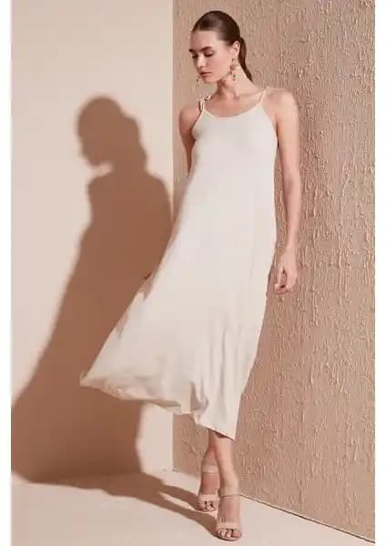 Lela Regular Fit Ip Askılı Uzun Elbise Kadınlar İçin Yaz Aylarında Şıklık ve Rahatlık Sunar