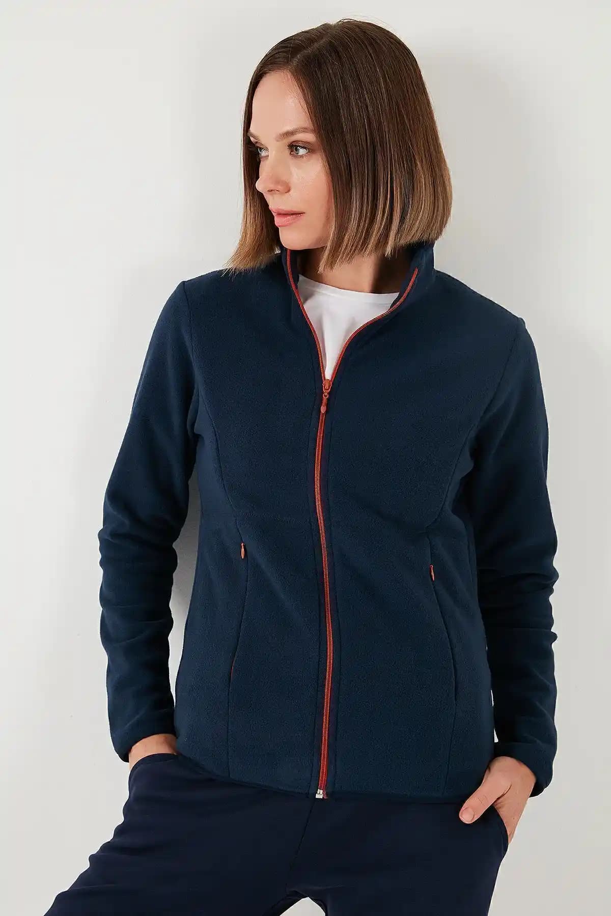 Lela Slim Fit Anti-Pilling Polar Hırka: Şık ve Dayanıklı Kış Giyim Seçeneği