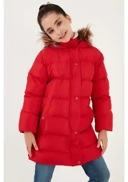 Lela Yakası Suni Kürklü Kapüşonlu Cepli Mont: Kız Çocukları İçin Şık ve Fonksiyonel Kışlık Giyim