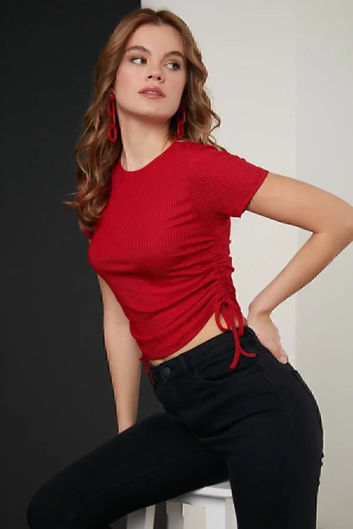 Lela Yanlardan Büzgülü Kısa Kollu Crop Bluz Modern Şıklık ve Rahatlık Sunar