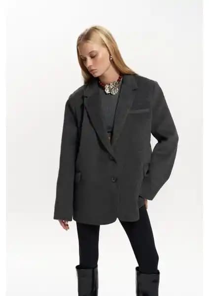 Mai Howell Antrasit Blazer Ceket: Şıklık ve Konforu Bir Arada Sunan Modern Kadın Giyim Parçası