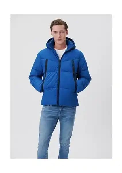 Mavi Erkek Kapüşonlu Şişme Mont: Şıklık ve Fonksiyonellik Bir Arada