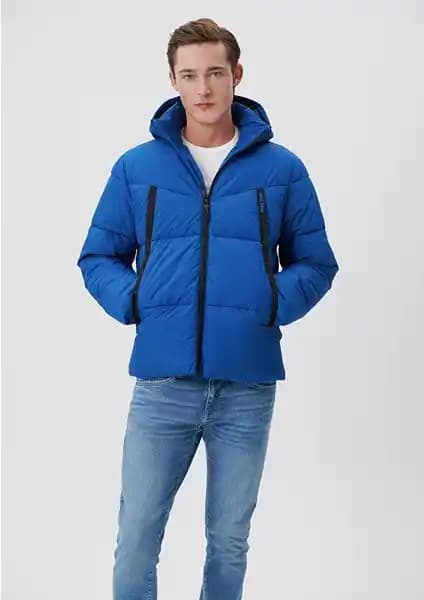 Mavi Kapüşonlu Şişme Mont Erkekler İçin Modern ve Fonksiyonel Kış Giyim Parçası