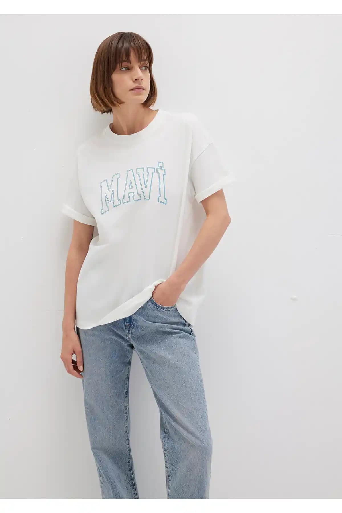 Mavi Logo Baskılı Beyaz Tişört: Günlük Şıklık ve Rahatlık Sunan Modern Tasarım