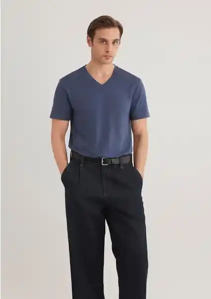 Mavi Stretch V Yaka Basic Tişört: Şıklık ve Konfor Sunan Günlük Spor Giyim Parçası
