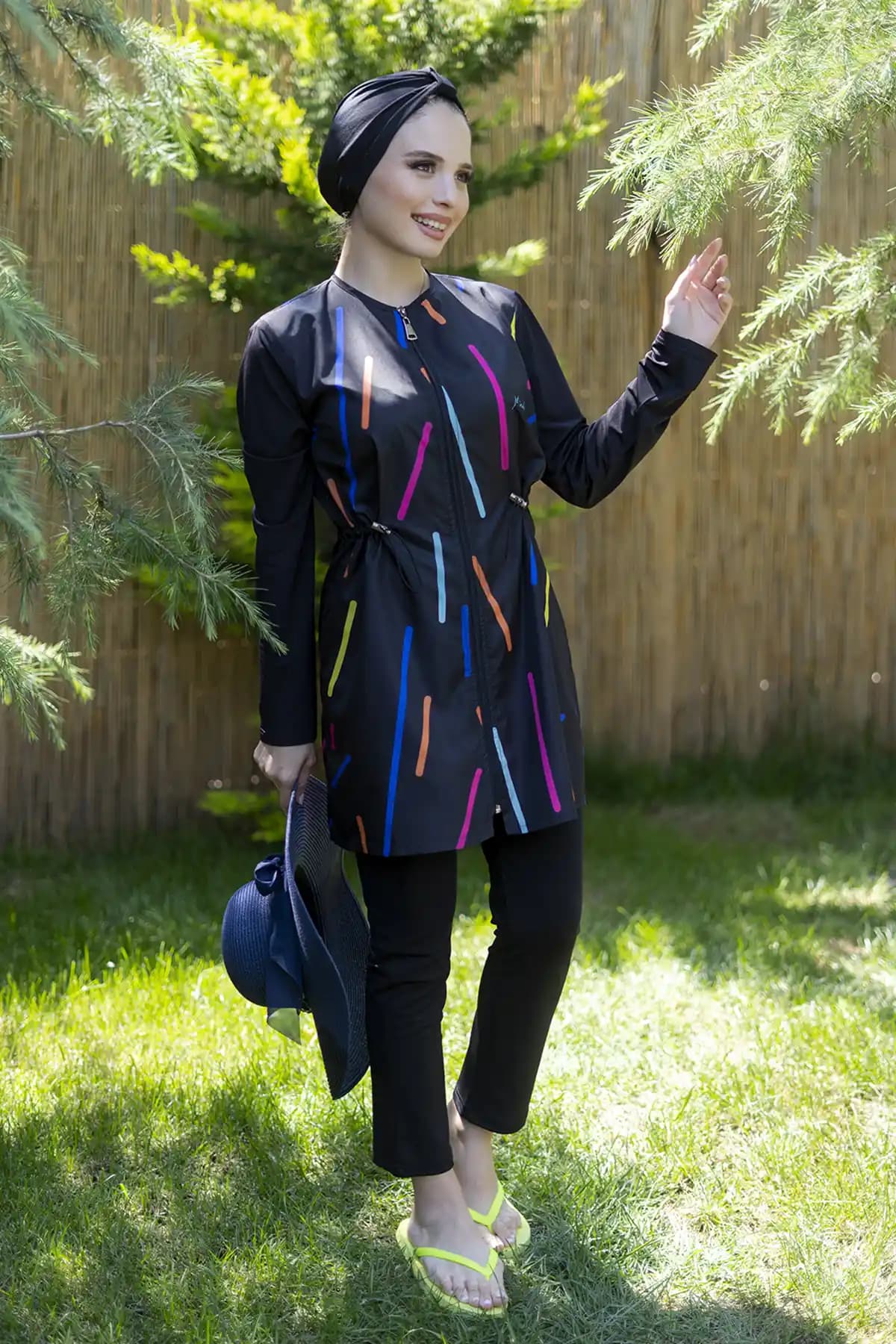 Minel Kadın Siyah Çizgili Tam Kapalı Mayo Seti Modern ve Fonksiyonel Tasarım