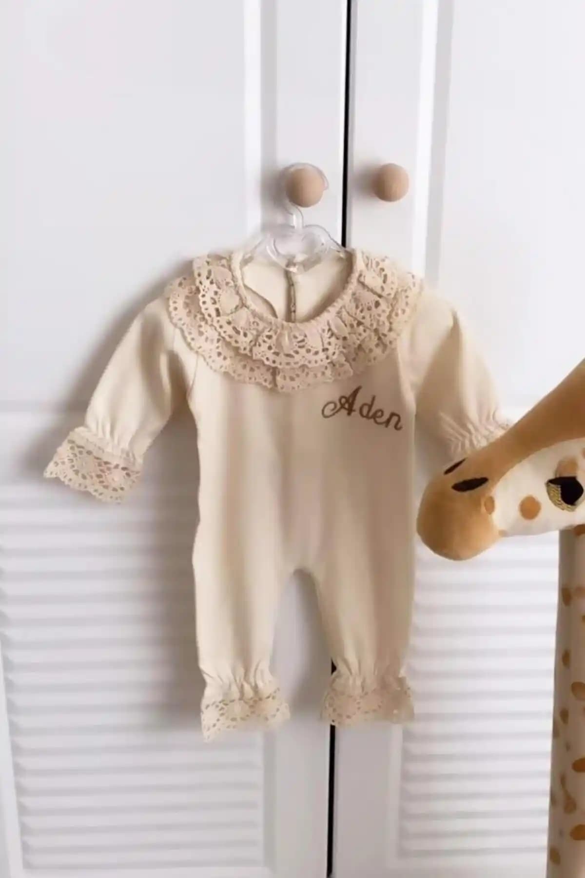 Mini Ropa Organik Pamuklu Dantel Detaylı Hastane Çıkışı Tulum Seti 0-3 Ay Bebekler İçin