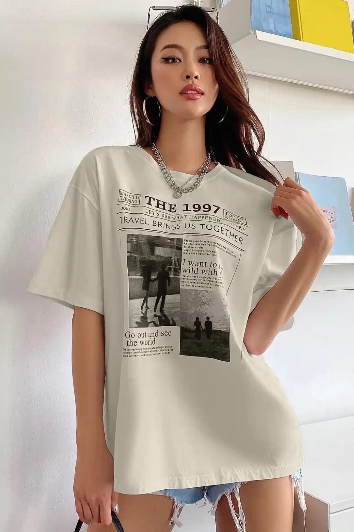 MODAGEN Kadın Bej Oversize T-shirt 1997 Baskılı Şıklık ve Konfor Sunar