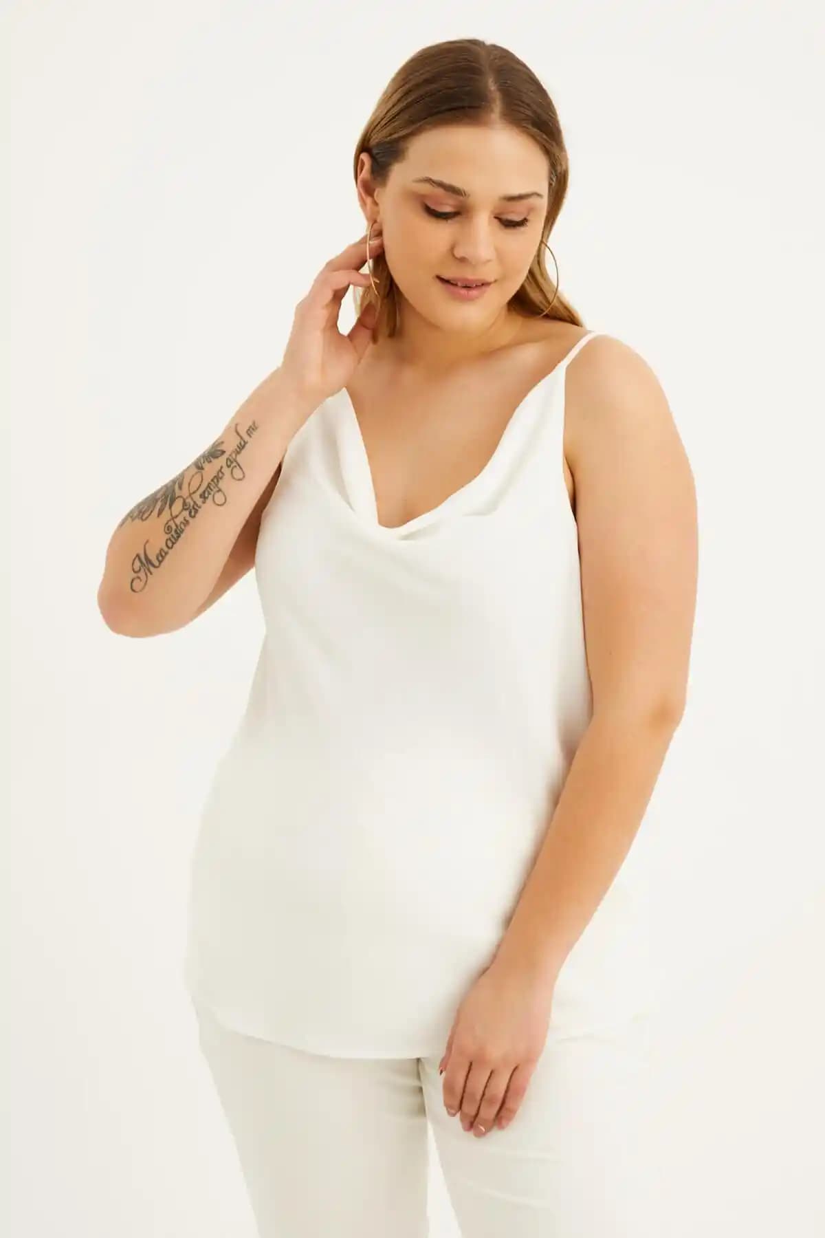 Myline Astarlı Degaje Yaka Bluz: Şıklık ve Konforu Bir Arada Sunan Yazlık Kadın Bluz