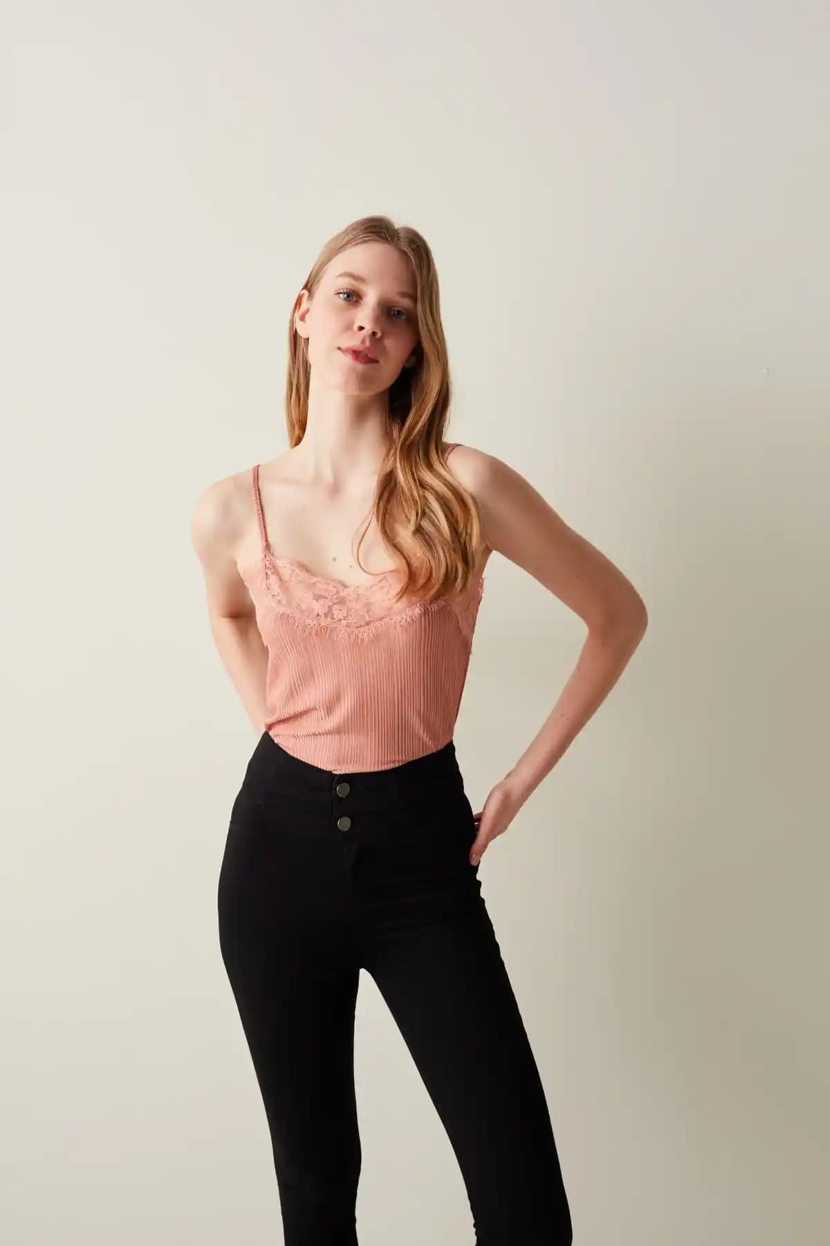 Penti Lace Atlet Günlük Kullanım İçin Şık ve Rahat Elastik Dantel Atlet