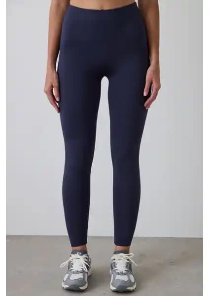 Penti Lacivert Soft Feel Tayt: Şıklık ve Konforu Bir Arada Sunan Modern Kadın Taytı