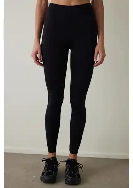 Penti Siyah Yüksek Bel Smooth Feel Tayt: Şıklık ve Konforun Bir Arada Sunulduğu Kadın Taytı