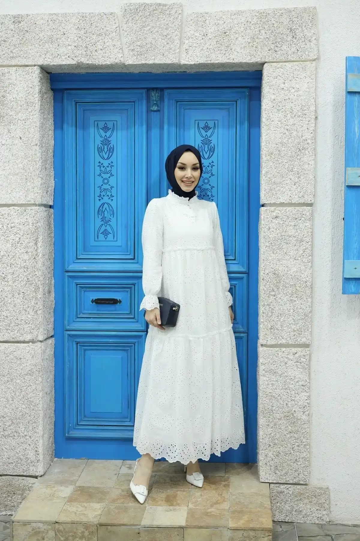 She Olive Beyaz Püsküllü Güpürlü Tesettür Elbise Şıklık ve Konforu Bir Arada Sunar