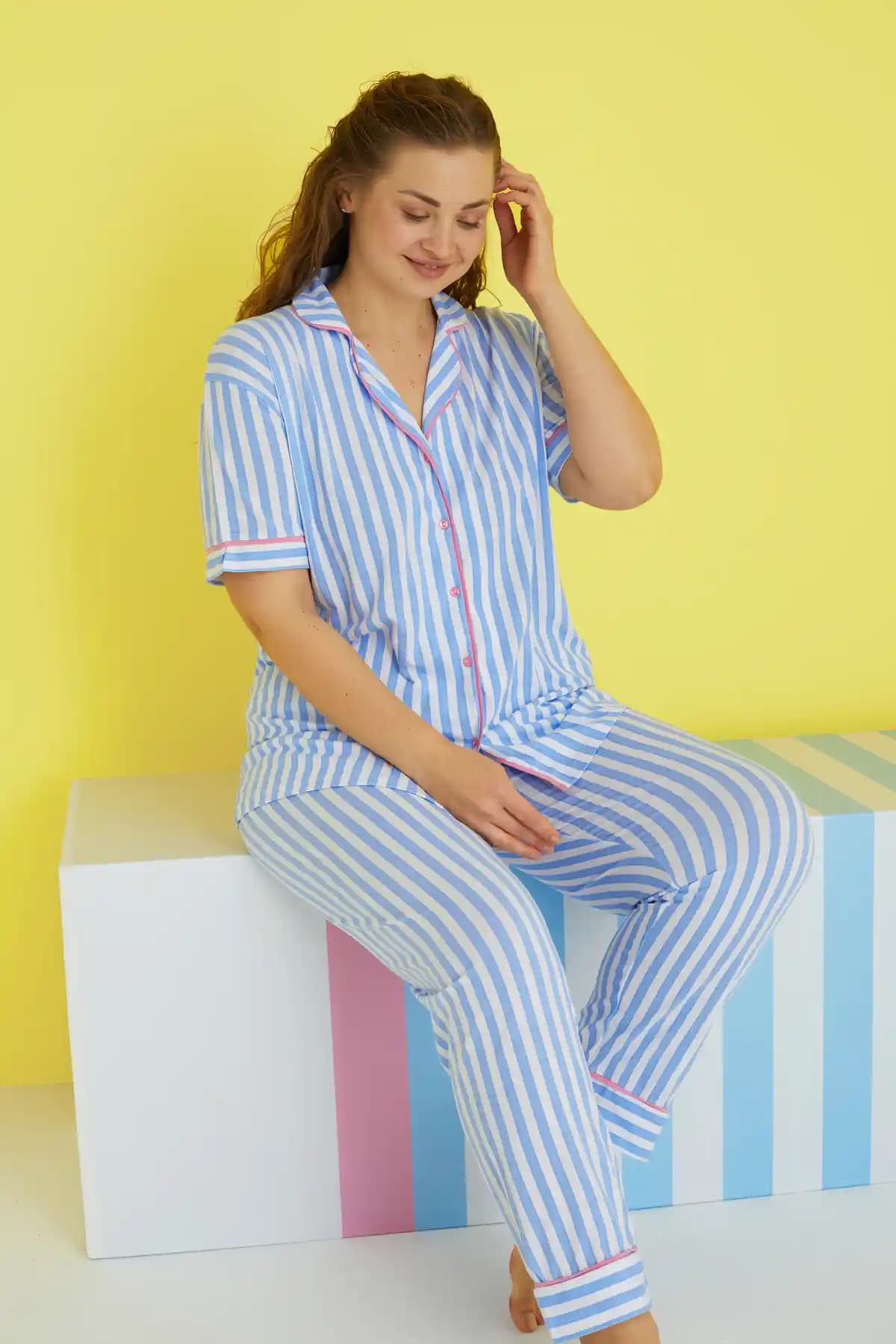 Siyah İnci Büyük Beden Mavi Beyaz Çizgili Düğmeli Biyeli Pijama Takımı