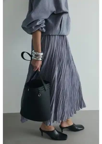 Suud Collection Gri Donette Piliseli Etek: Şıklık ve Konforu Bir Arada Sunan Modern Kadın Eteği