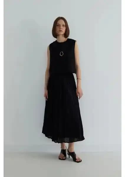 Suud Collection Siyah Donette Piliseli Etek: Şıklık ve Konforu Bir Arada Sunan Tasarım