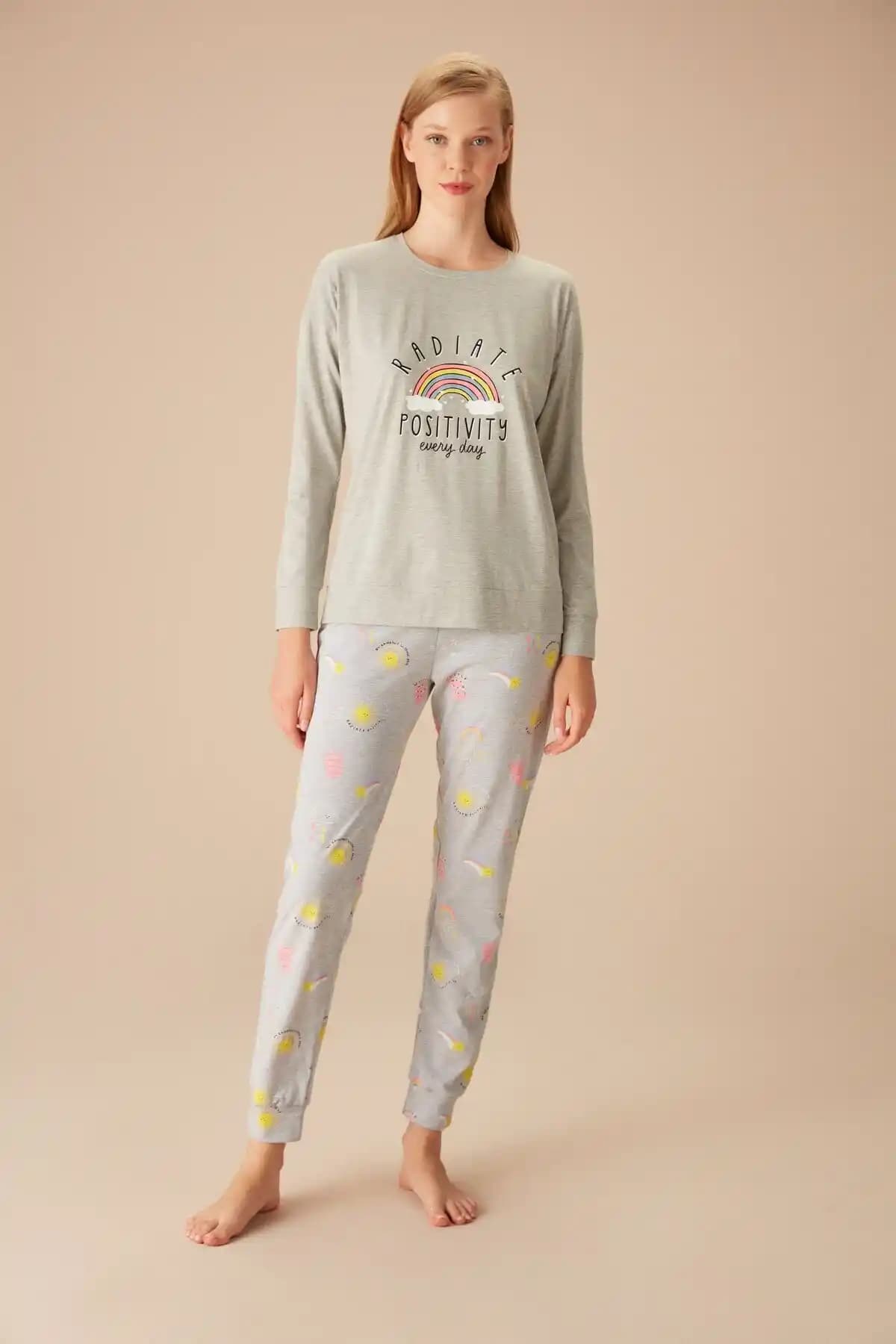 Suwen Sunny Pijama Takımı: Renkli ve Konforlu Uyku Giyim Seçeneği