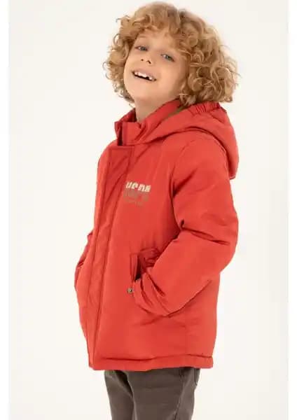 U.S. Polo Assn. Erkek Çocuk Kiremit Renkli Kaban: Şıklık ve Fonksiyonellik Bir Arada