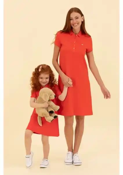 U.S. Polo Assn. Kadın Kırmızı Örme Elbise: Şıklık ve Konforu Bir Arada Sunan Tasarım