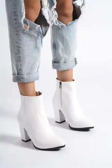 2024 Sonbaharında Kadın Bot Trendleri: Chelsea, Kovboy ve Diz Boyu Modellerin Öne Çıktığı Sezon