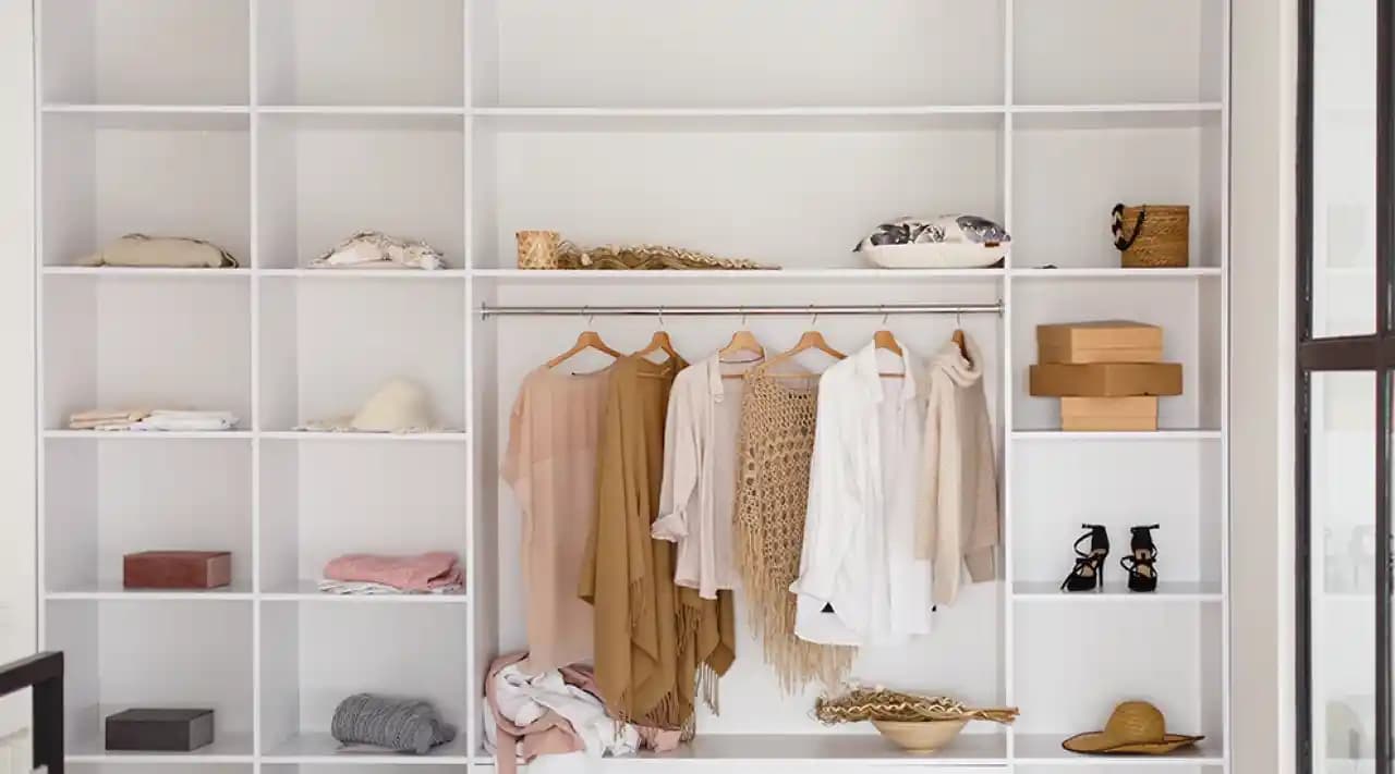 Gardırobunuzu İşlevsel ve Amaçlı Hale Getirmenin Yöntemleri ve Kapsül Gardırop Yaklaşımı